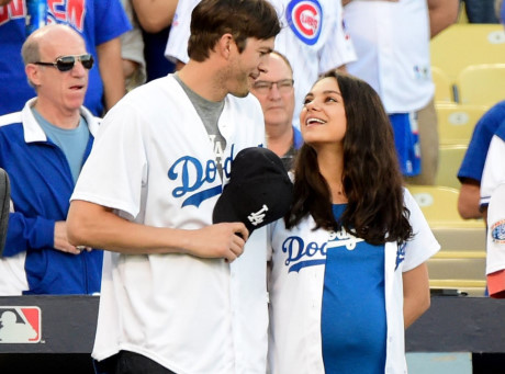 Khi mang bầu, Mila Kunis luôn được ông xã Ashton Kutcher ở bên chăm sóc như hình với bóng. Nữ diễn viên chia sẻ rằng cô rất yêu con của mình: "Ngay cả khi con tôi có lạnh lùng giết một ai đó, tôi vẫn yêu nó".