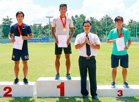  Ông Nguyễn Thiện Chí- Phó Giám đốc Sở VH, TT- DL tỉnh Bến Tre trao huy chương cho các VĐV cự ly 100m nam.