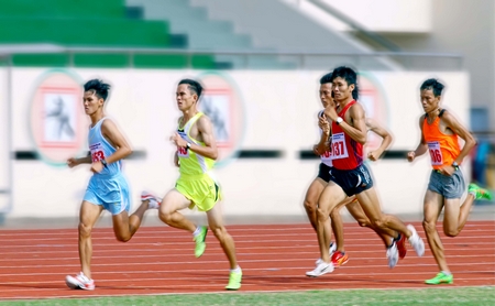Chung kết chạy 800m nam.