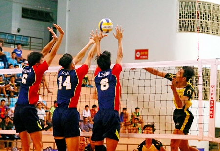 Trận đấu giải bóng chuyền Bến Tre (áo xanh) thắng Kiên Giang 3-0.