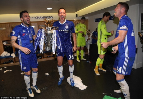 Terry và Cesc Fabregas vui đùa trong phòng thay đồ.