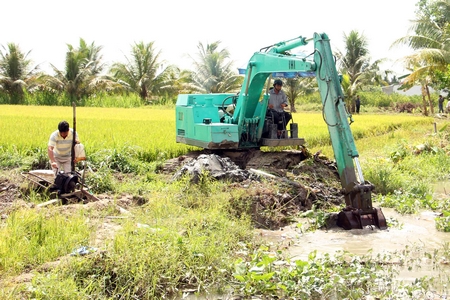 Ban Chỉ huy PCTT- TKCN khảo sát thực địa điểm xung yếu sạt lở bờ sông.