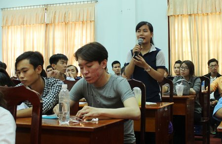 Sinh viên trao đổi với doanh nghiệp.
