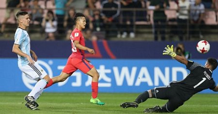 Pha solo đẳng cấp của Lee Seung-woo là bước ngoặt mở ra chiến thắng cho U20 Hàn Quốc. (Ảnh: FIFA)