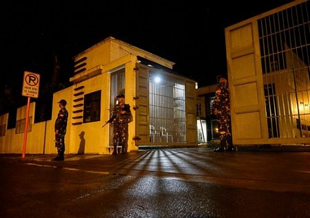 Binh sỹ Philippines đứng gác ở một trụ sở chính phủ ở thành phố Davao, phía nam đảo Mindanao. (Nguồn: EPA)