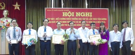 Đảng ủy Khối Doanh nghiệp tích cực triển khai, sớm đưa Nghị quyết Trung ương 4 và chuyên đề học tập và làm theo Bác vào thực tiễn.