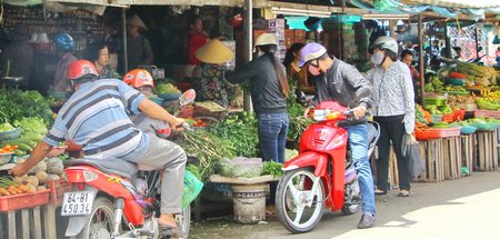 ·         Người tiêu dùng luôn mong muốn tìm mua rau củ sạch cho bữa ăn.Ảnh: THẢO NGUYÊN
