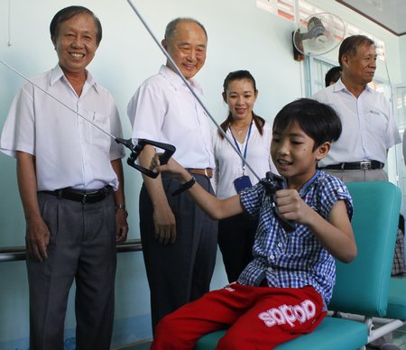 Thêm dụng cụ, tăng cơ hội hòa nhập cho nạn nhân da cam.