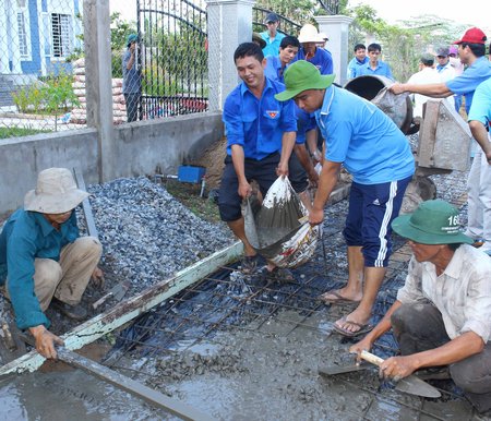 Tuổi trẻ làm đường giao thông nông thôn...