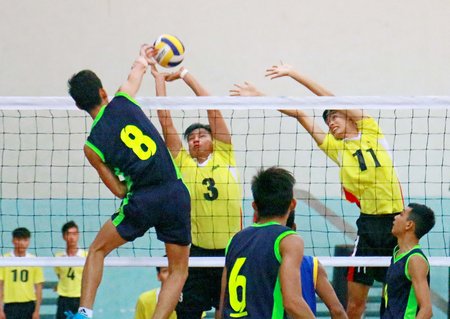 Trận đấu bóng chuyền khi Long An (áo vàng) thắng Trà Vinh 3-0, để giành HCĐ.