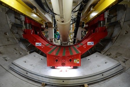 Robot 300 tấn đang xuyên lòng đất Sài Gòn, làm tuyến Metro số 1. Ảnh: Tri Thức Trực Tuyến