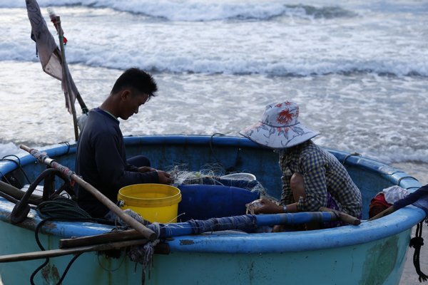 Người dân nghèo Phan Thiết chủ yếu mưu sinh trên dọc bờ biển.