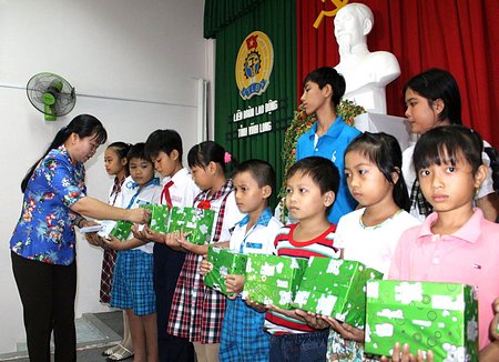  Trao học bổng cho con CNVC- LĐ Tháng hành động Vì trẻ em năm 2016