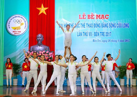 Chương trình văn nghệ phục vụ tại lễ bế mạc Đại hội TDTT ĐBSCL lần thứ 7.