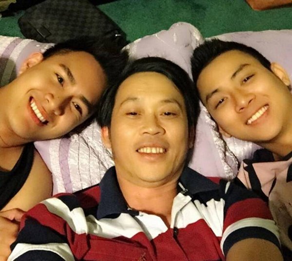 Anh còn rất thích chụp ảnh với các con của mình, nhiều khi Hoài Linh còn khiến người đọc bật cười trước câu hỏi hóm hỉnh "Ba bố con thì ai trẻ hơn với đẹp trai hơn"