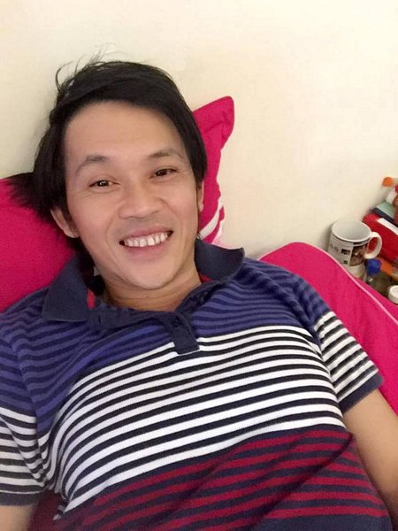 Quen thuộc nhất trong danh sách selfie của danh hài là ảnh chụp một mình. Nói chung là tự sướng một mình vẫn đẹp trai nhất