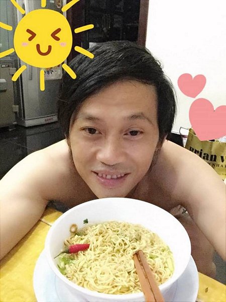 Vô vàn cách tạo dáng đáng yêu, với bát mì chẳng hạn