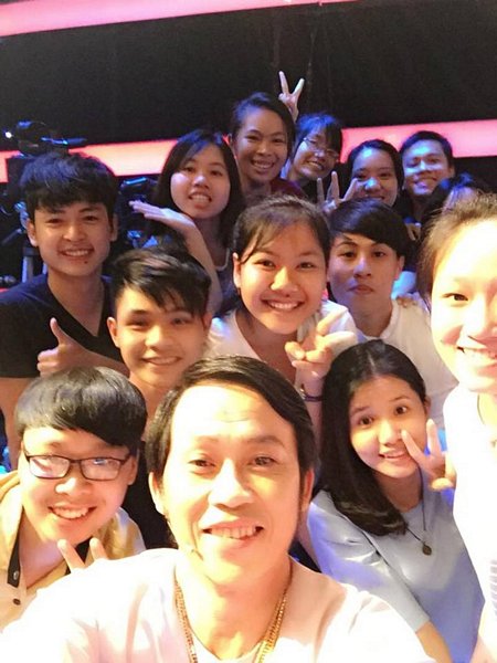 Hoài Linh còn nổi tiếng là chiều fan, anh gọi cộng đồng người hâm mộ của mình với cái tên thân thương "các con"  anh tự hào chia sẻ: “có đàn gà con ở khắp mọi miền đất nước, chịu khó đi theo ủng hộ thần tượng”. Chính vì thế sau mỗi đêm diễn anh đều nán lại chụp ảnh.  Anh còn đăng tải ảnh trên trang cá nhân với lời cảm ơn riêng dành cho từng người.