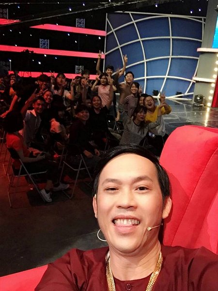 Sau mỗi lần đăng tải Hoài Linh không quên nhắc fan vào "nhận hàng". Chính sự giao lưu gần gũi khiên mỗi bài chia sẻ của Hoài Linh đều nhận được lượt like và comment "khủng". Nhiều fan còn hóm hỉnh nhận xét "ảnh này giống Hoài Lâm nè"; "em hâm mộ anh Linh quá"; "anh Linh vừa trẻ vừa có vàng đeo đầy cổ, thật ngưỡng mộ".