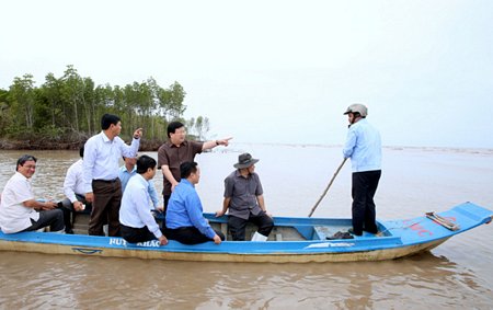 Phó Thủ tướng Trịnh Đình Dũng kiểm tra tình trạng sạt lở, xâm thực bờ biển tại xã Khánh Tiến, huyện U Minh, tỉnh Cà Mau. Ảnh: VGP/Xuân Tuyến