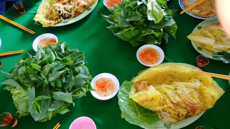 Bánh xèo cuốn bằng lá bạc hà non ở Đông Thạnh thiệt ngon.