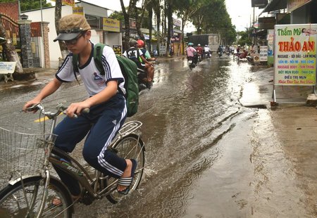 Đường Mậu Thân nước còn lênh láng sau cơn mưa chiều 23/5/2017.