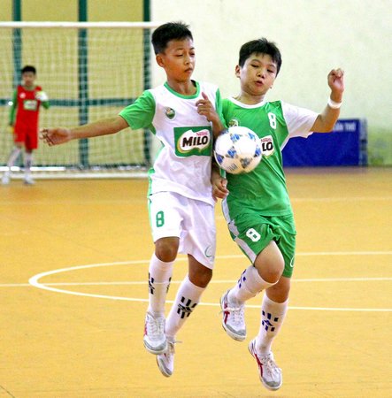 Pha tranh bóng của cầu thủ TH Vĩnh Long (áo trắng) với Trà Vinh.