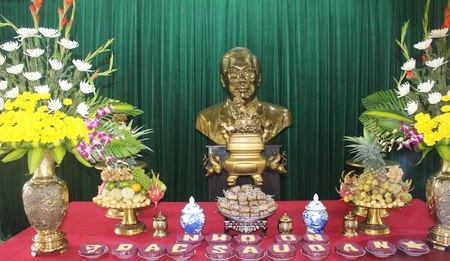 Bánh tét có dòng chữ “Nhớ ơn Bác Sáu Dân” do những người con của quê hương Vũng Liêm gói cúng giỗ.