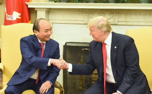 Thủ tướng bắt tay Tổng thống Donald Trump tại nơi gặp gỡ với báo chí