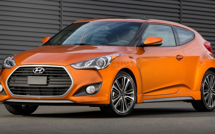 Hyundai Veloster là sự kết hợp hài hòa giữa phong cách thể thao mạnh mẽ và phong cách thân thiện ở dòng xe gia đình. Xe mang thiết kế năng động và mang lại cảm giác lái thú vị cho người lái lẫn những người xung quanh. Ngoài thiết kế độc đáo với 3 cửa ở hai bên, Veloster còn đi kèm nhiều trang bị vốn chỉ có trên các dòng xe đắt tiền hơn của Hyundai.