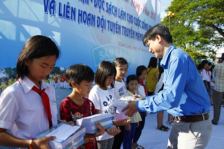 Các em thiếu nhi có hoàn cảnh khó khăn, trẻ em lao động sớm đã được nhận các suất học bổng và quà của ban tổ chức.