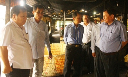 Chủ tịch UBND tỉnh- Nguyễn Văn Quang cùng đoàn khảo sát thực tế tại Tổ hợp tác Tàu hủ ky Mỹ Hòa. 