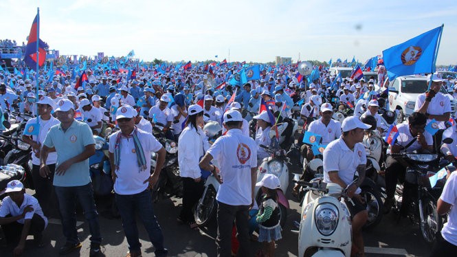 Hàng trăm ngàn người ủng hộ đảng Nhân dân Campuchia (CPP) tuần hành kéo dài hàng km ở thủ đô Phnom Penh - Ảnh: TIẾN TRÌNH