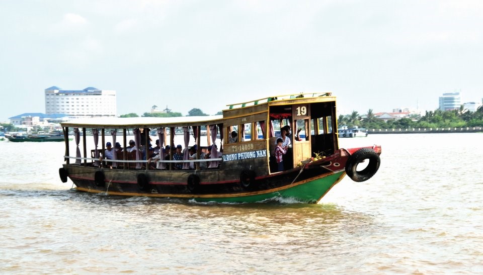 Đi tàu ra cù lao Tứ Linh.