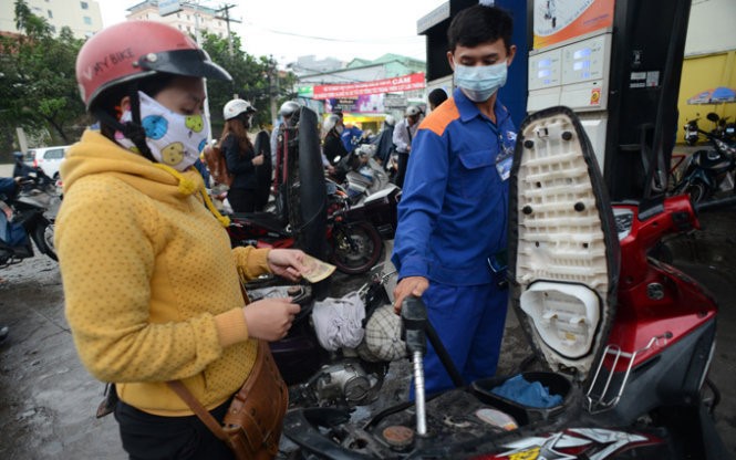 Từ 15h hôm nay giá xăng A92 tăng 303 đồng/lít - Ảnh: T.L.