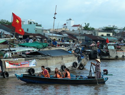 Du khách quốc tế tham quan Chợ nổi Cái Răng trong dịp Ngày hội du lịch Chợ nổi Cái Răng năm 2016.