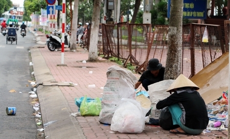 Nhiều loại rác thải nguy hại được bán như phế liệu hoặc bỏ ven đường.