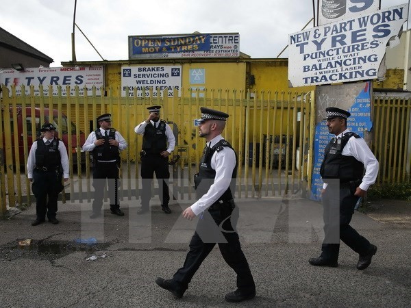 Cảnh sát điều tra tại Barking, London ngày 5/6. (Ảnh: AFP/TTXVN)