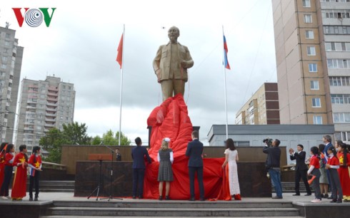 Tượng được lấy từ nguyên mẫu đã được xây dựng ở Quảng trường Hồ Chí Minh, tỉnh Nghệ An.