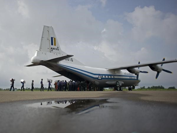 Một máy bay vận tải Y-8-200F của Myanmar, cùng loại với chiếc mất tích (Ảnh: AFP)