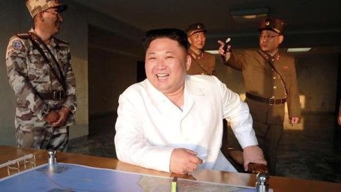 Nhà lãnh đạo Triều Tiên Kim Jong-un trong một lần giám sát cuộc phóng thử tên lửa - Ảnh: Reuters.