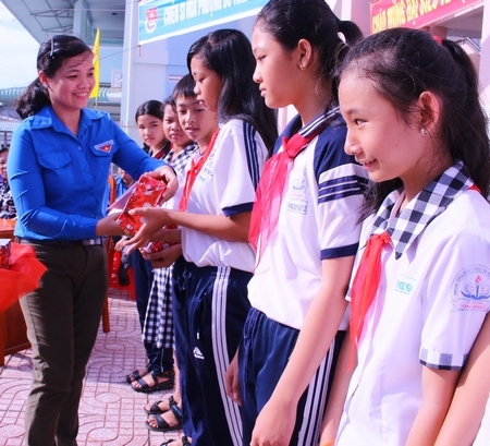 Chăm lo cho thiếu nhi là một trong những hoạt động xuyên suốt chiến dịch.