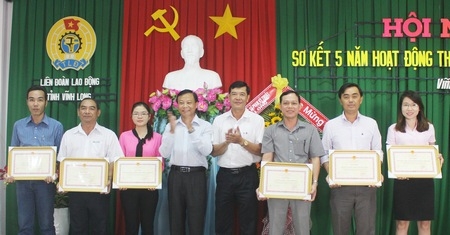 6 tập thể xuất sắc trong xây dựng quan hệ lao động hài hòa ổn định tiến bộ trong doanh nghiệp 2014- 2016 được tặng bằng khen của UBND tỉnh. 