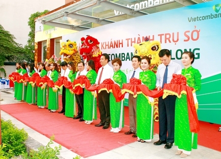 Cắt băng khánh thành công trình trụ sở Vietcombank Vĩnh Long.