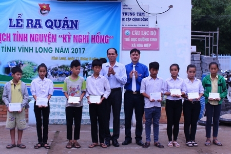 Trao quà cho học sinh có hoàn cảnh khó khăn hiếu học