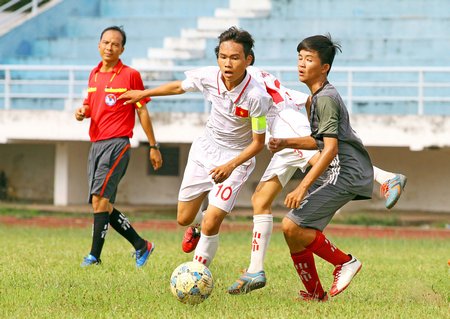 Tiền đạo Anh Khoa (10- Long Hồ, áo trắng) tạm dẫn đầu bảng thành tích vua phá lưới với 6 bàn, qua 2 trận đấu, trong trận thắng Vũng Liêm 1-0.