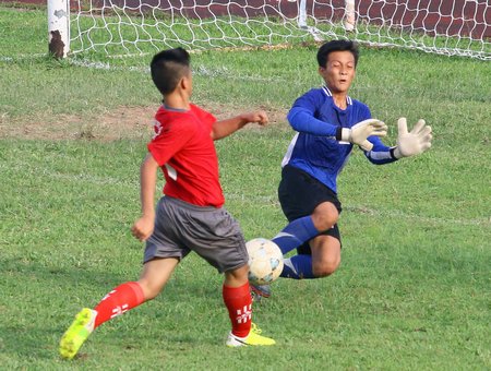 Pha tranh bóng trong trận TX Bình Minh (áo đỏ) thắng Mang Thít 3-2.