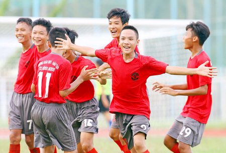  Niềm vui của đội TX Bình Minh sau khi giành chiến thắng 3-2 trước Mang Thít.