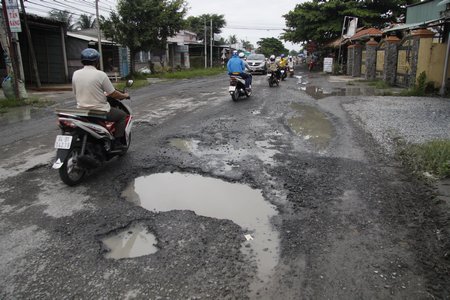 Tại đoạn thuộc ấp Hiếu Hiệp- Tân Huy, xã Hiếu Phụng (Km26 + 500), một đoạn dài khoảng 50m có nhiều “ổ gà”, “ổ voi” lớn và sâu tiếp nối đã gây ra nhiều vụ người điều khiển xe máy té gây thiệt hại tài sản.