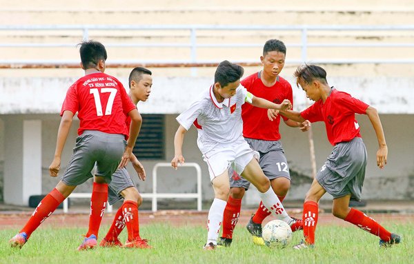 Tiền đạo Anh Khoa (10- Long Hồ) thi đấu khá hay, đã ghi bàn thắng thứ 7 sau 3 trận đấu.